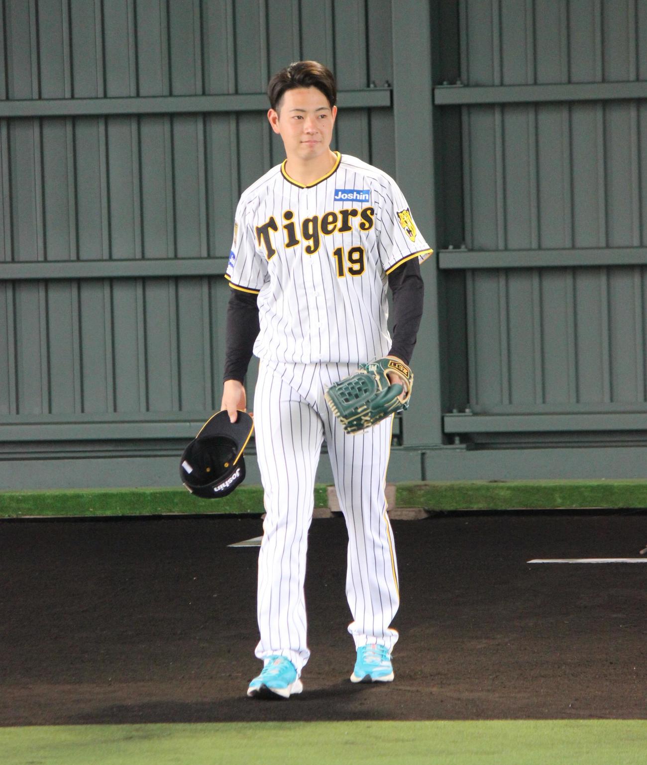 改築した具志川野球場ブルペンの「始球式」に登板した阪神下村（撮影・柏原誠）