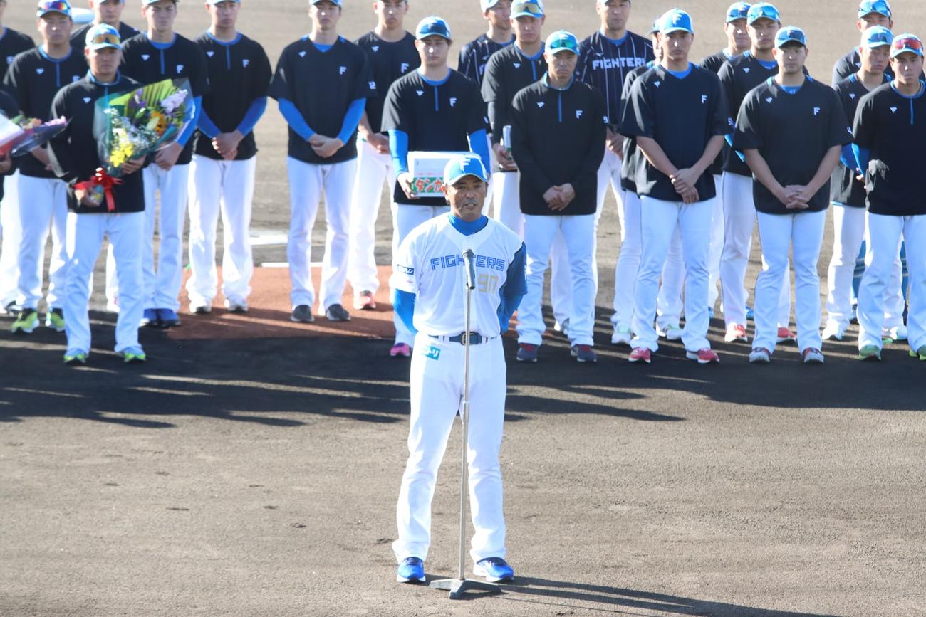 国頭キャンプスタート前にあいさつする日本ハム稲葉2軍監督（中央）（撮影・永野高輔）