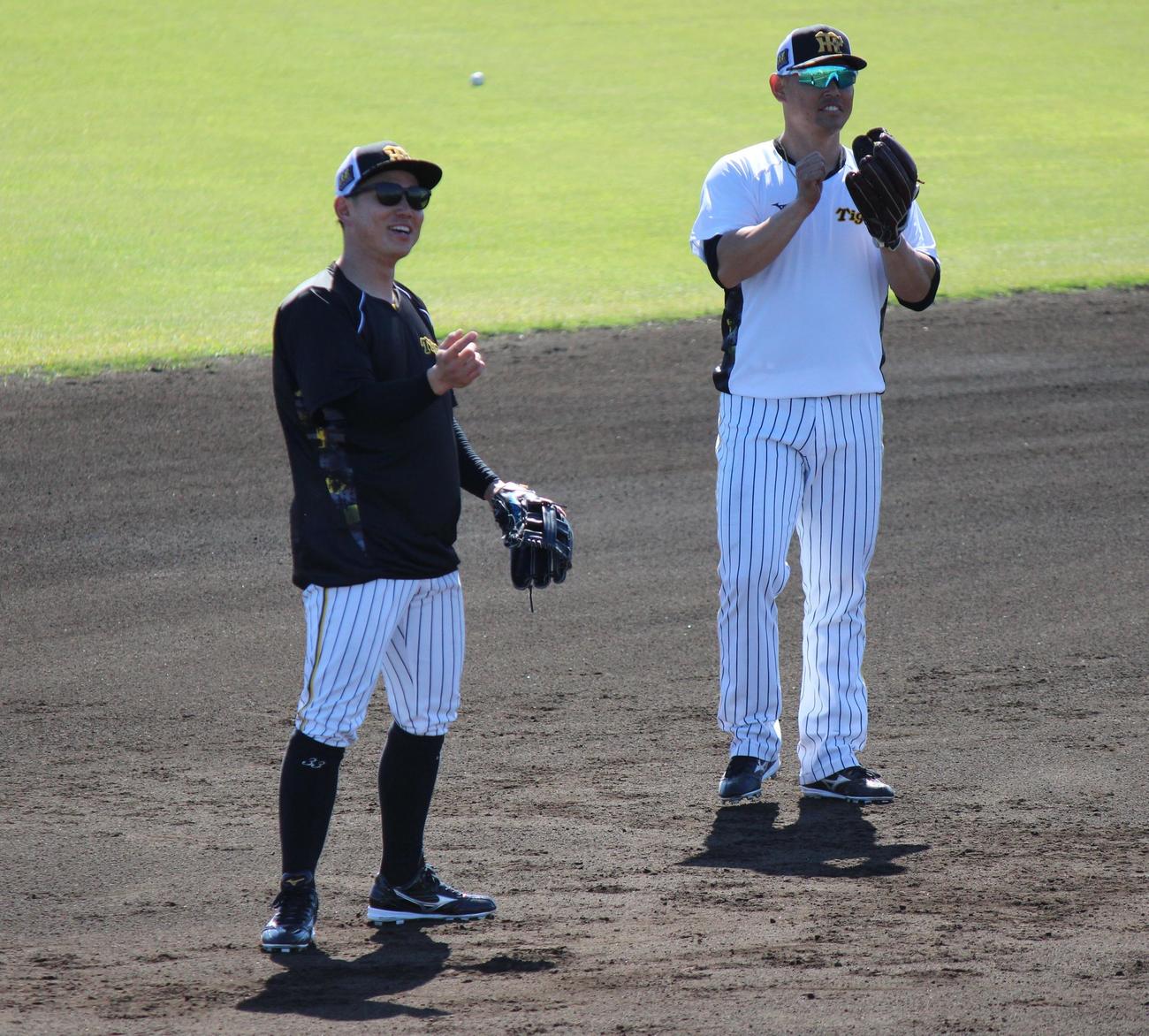 初2軍キャンプで笑顔でノックを受ける阪神糸原健斗（左）と原口文仁（撮影・柏原誠）