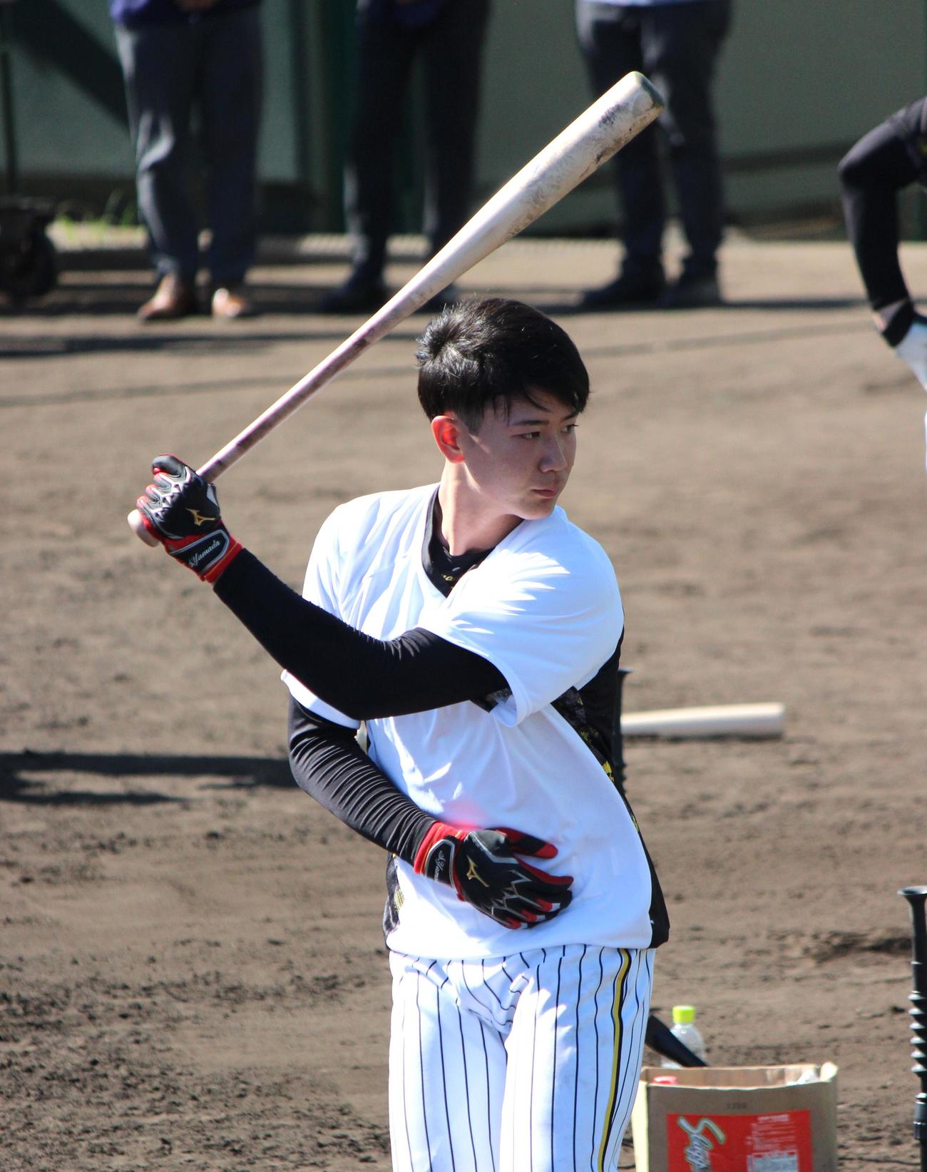 片手でティー打撃を行う阪神山田脩也（撮影・柏原誠）