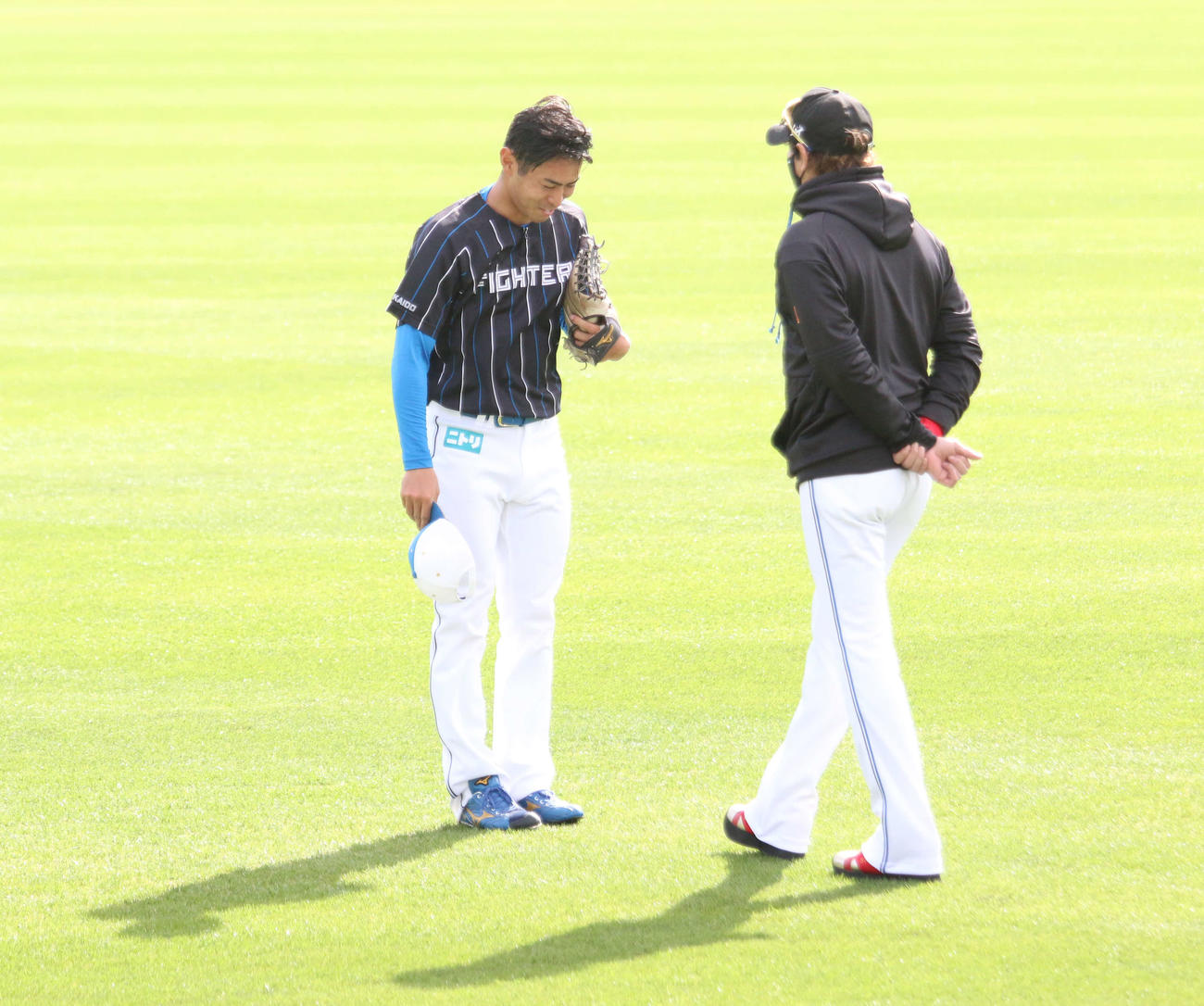 日本ハム宮崎は新庄監督に帽子を取ってあいさつ（撮影・木下大輔）