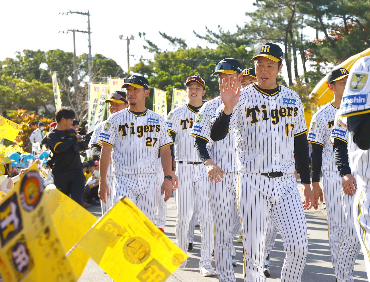 リーグ優勝と日本一を祝うプチパレードで笑顔を見せる阪神青柳（右）ら（撮影・上山淳一）