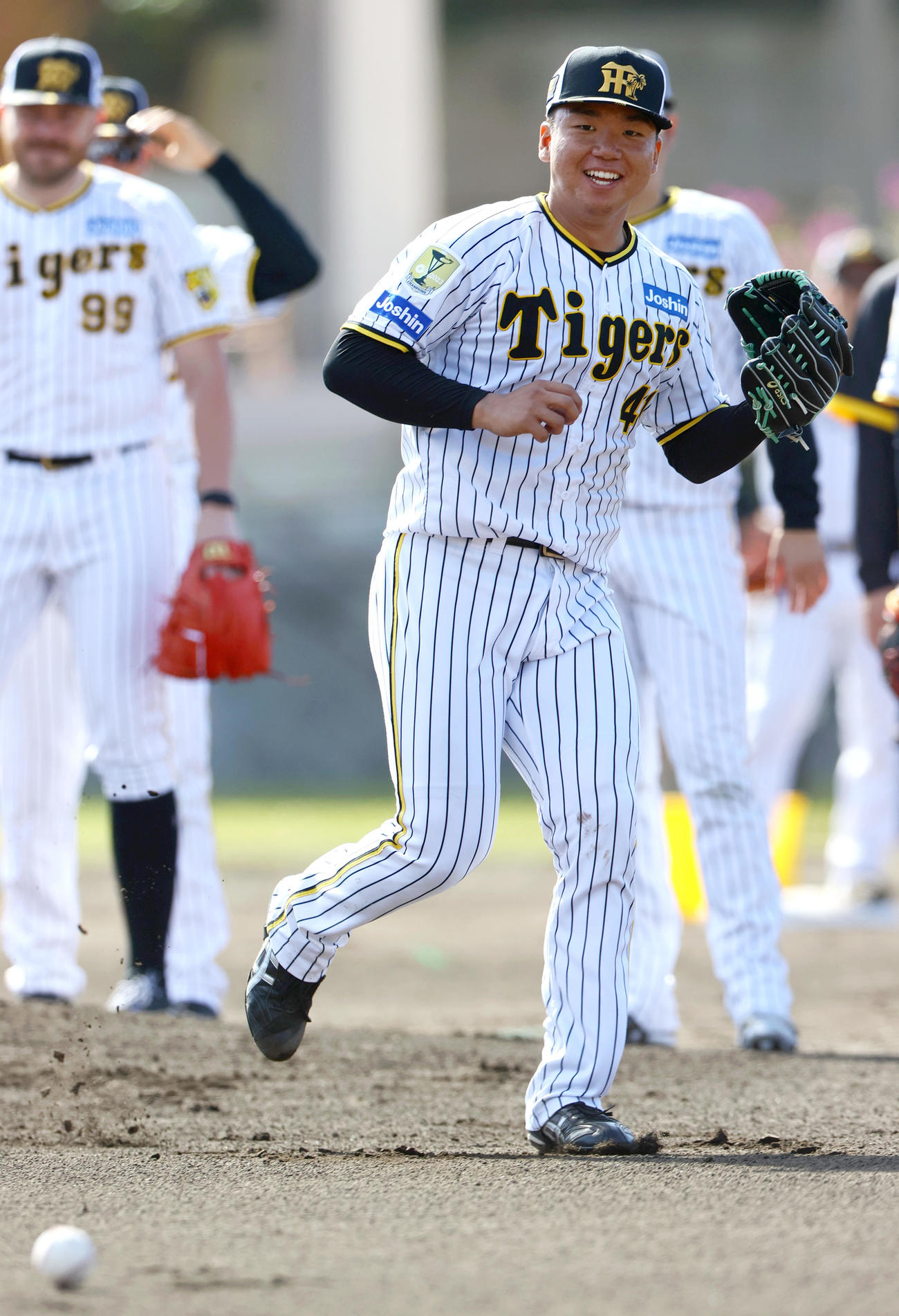 投内連係プレーで汗を流す阪神村上頌樹（撮影・上山淳一）