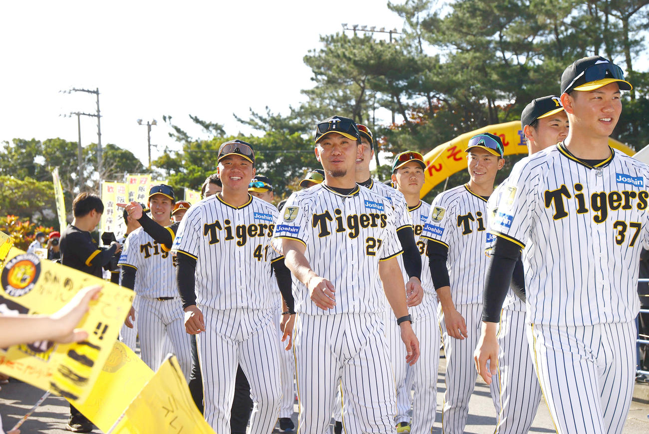 リーグ優勝と日本一を祝うプチパレードで笑顔を見せる阪神選手。左から村上頌樹、伊藤将司、門別啓人、湯浅京己、浜地真澄、及川雅貴（撮影・上山淳一）