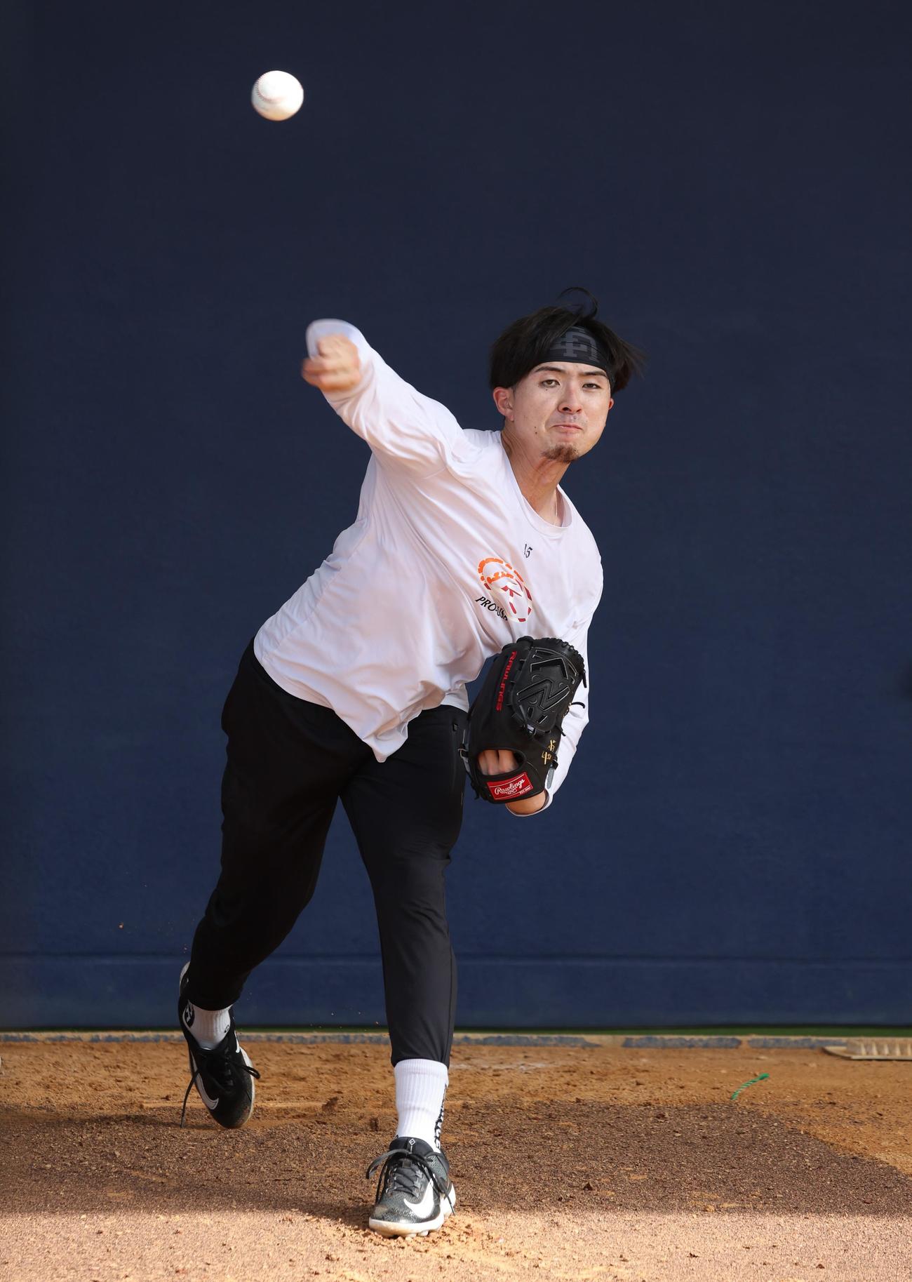 ブルペンで投球する上沢（撮影・黒川智章）