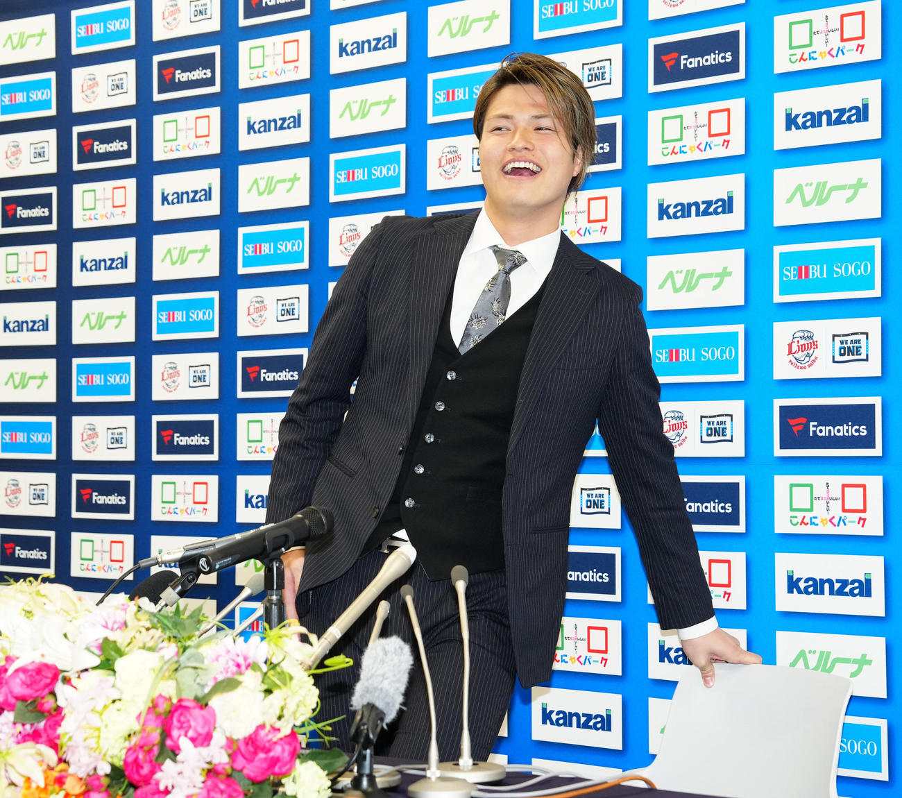 入団会見中、サプライズで西武松井監督登場し笑顔を見せる甲斐野（撮影・江口和貴）