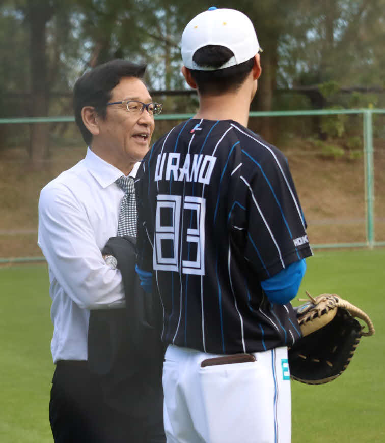浦野コーチと話す日本ハム栗山CBO（左）（撮影・永野高輔）