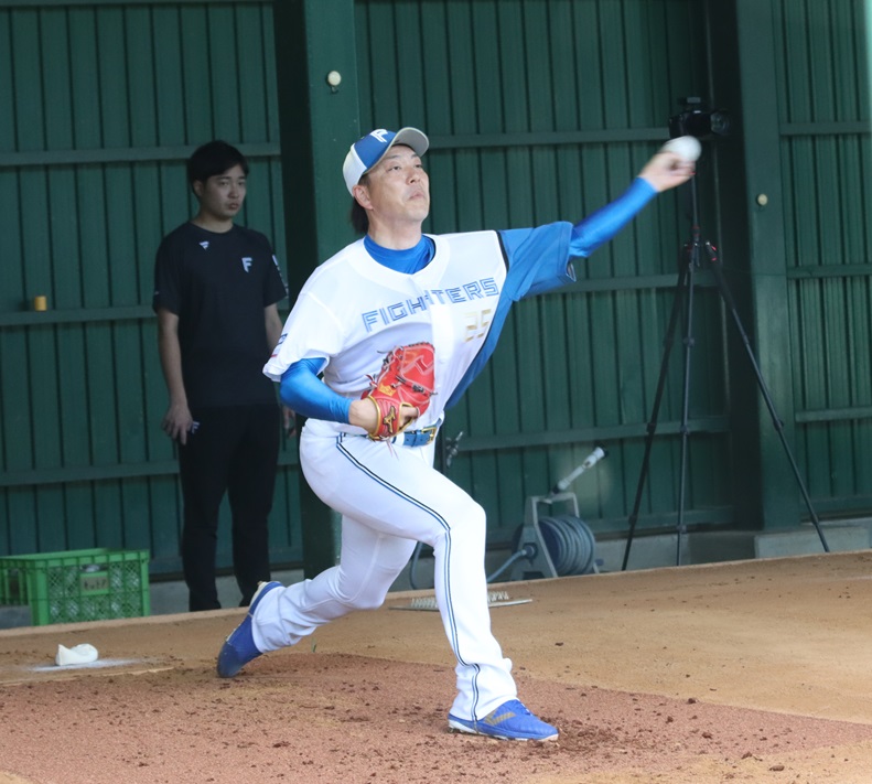 ブルペンで投球練習に励む日本ハム宮西（撮影・永野高輔）