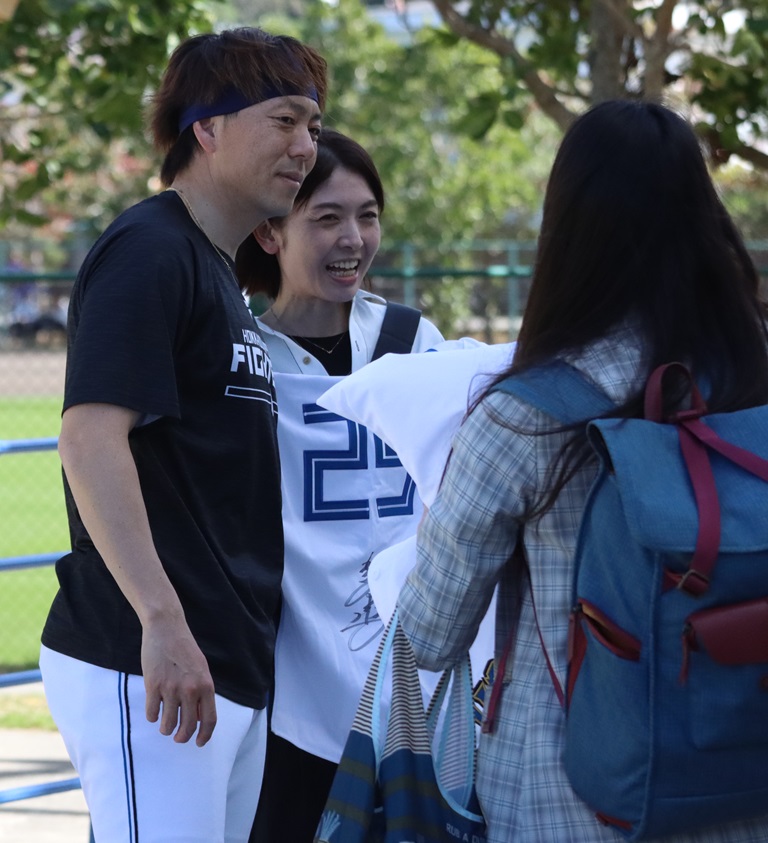 練習後、ファンサービスに応じる日本ハム宮西（左）（撮影・永野高輔）
