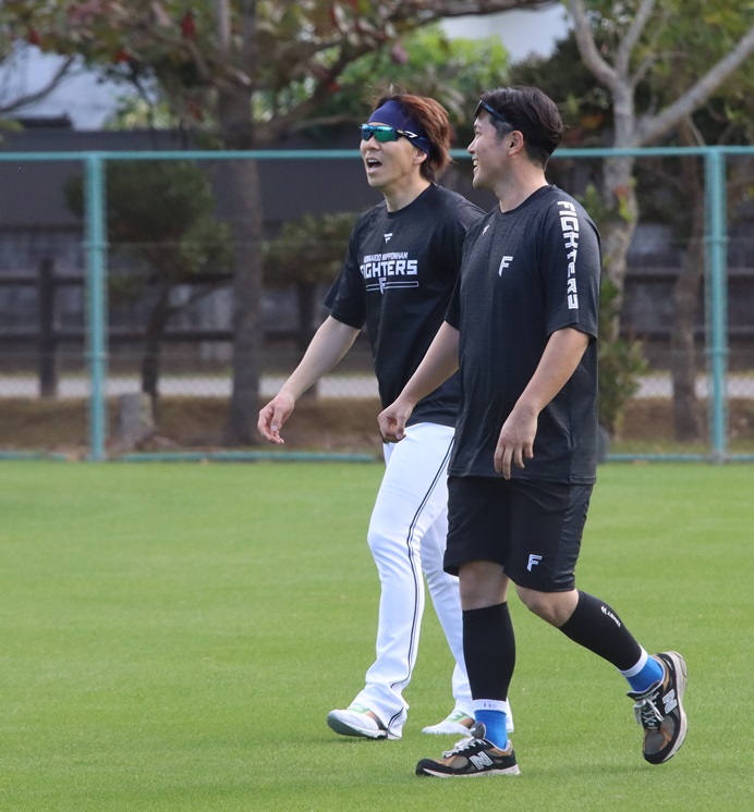 ブルペンでの投球練習後、笑顔で話す（左から）日本ハム宮西、鍵谷（撮影・永野高輔）