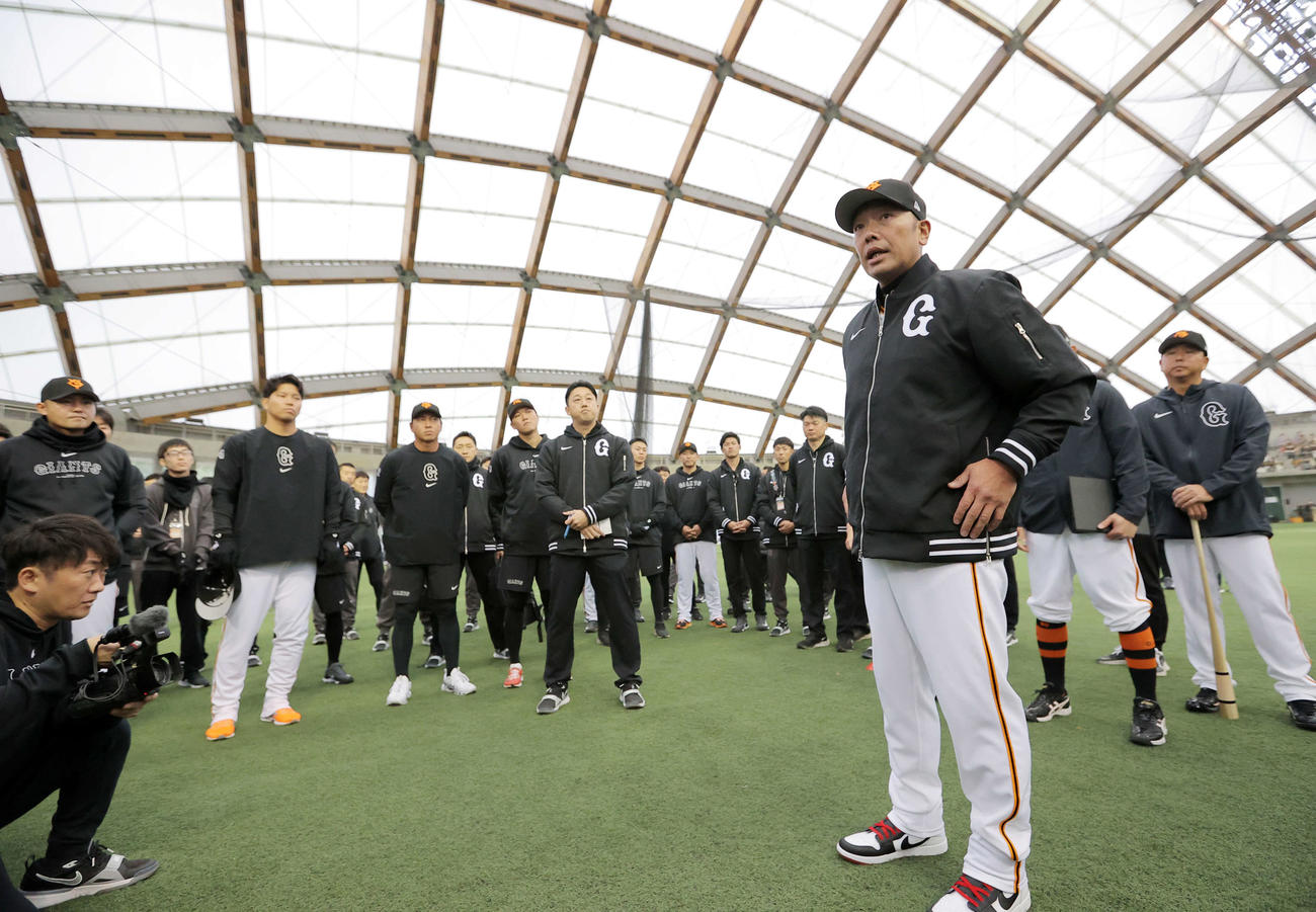 キャンプ初日、円陣で訓示する巨人阿部監督