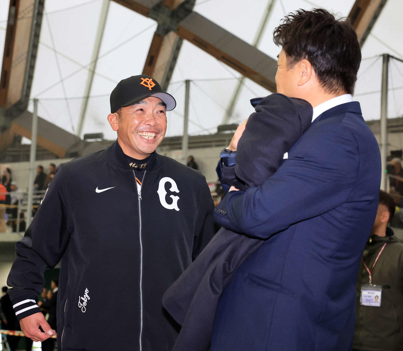 キャンプ初日、視察に訪れた高橋由伸氏（右）と談笑する巨人阿部監督（撮影・浅見桂子）
