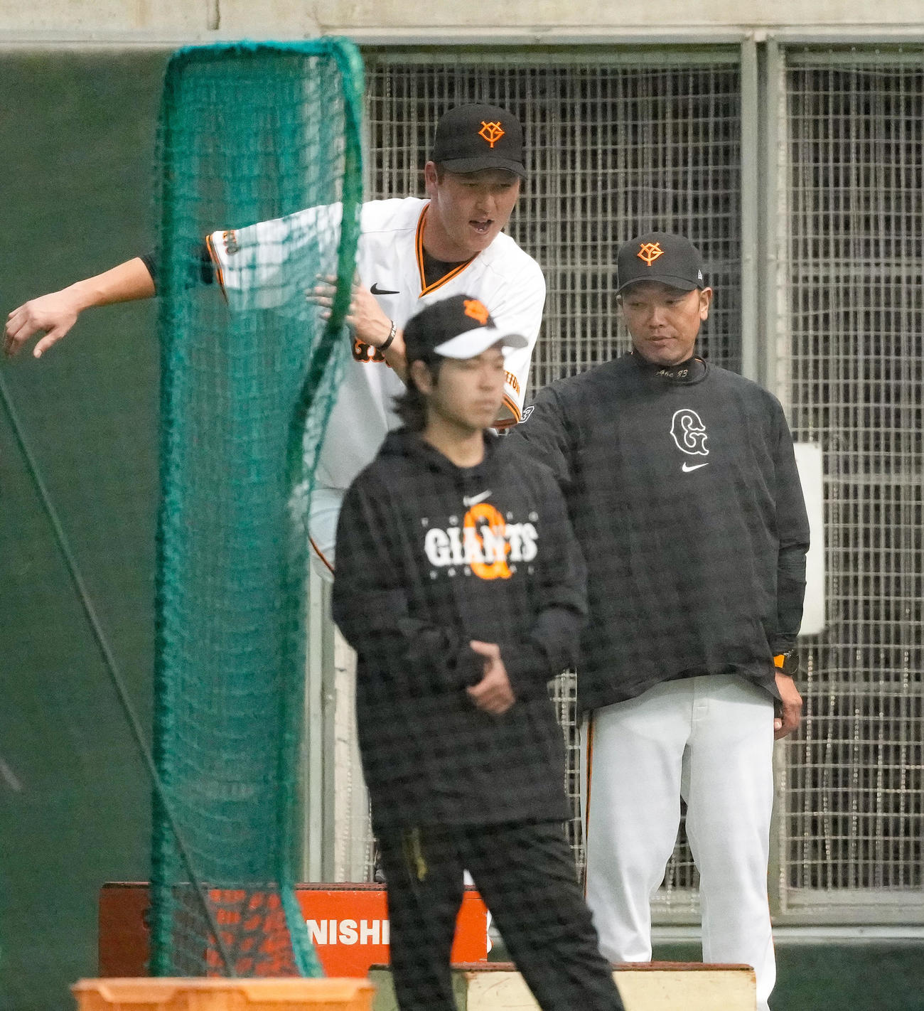 秋広（左上）に指導する巨人阿部監督（撮影・鈴木みどり）