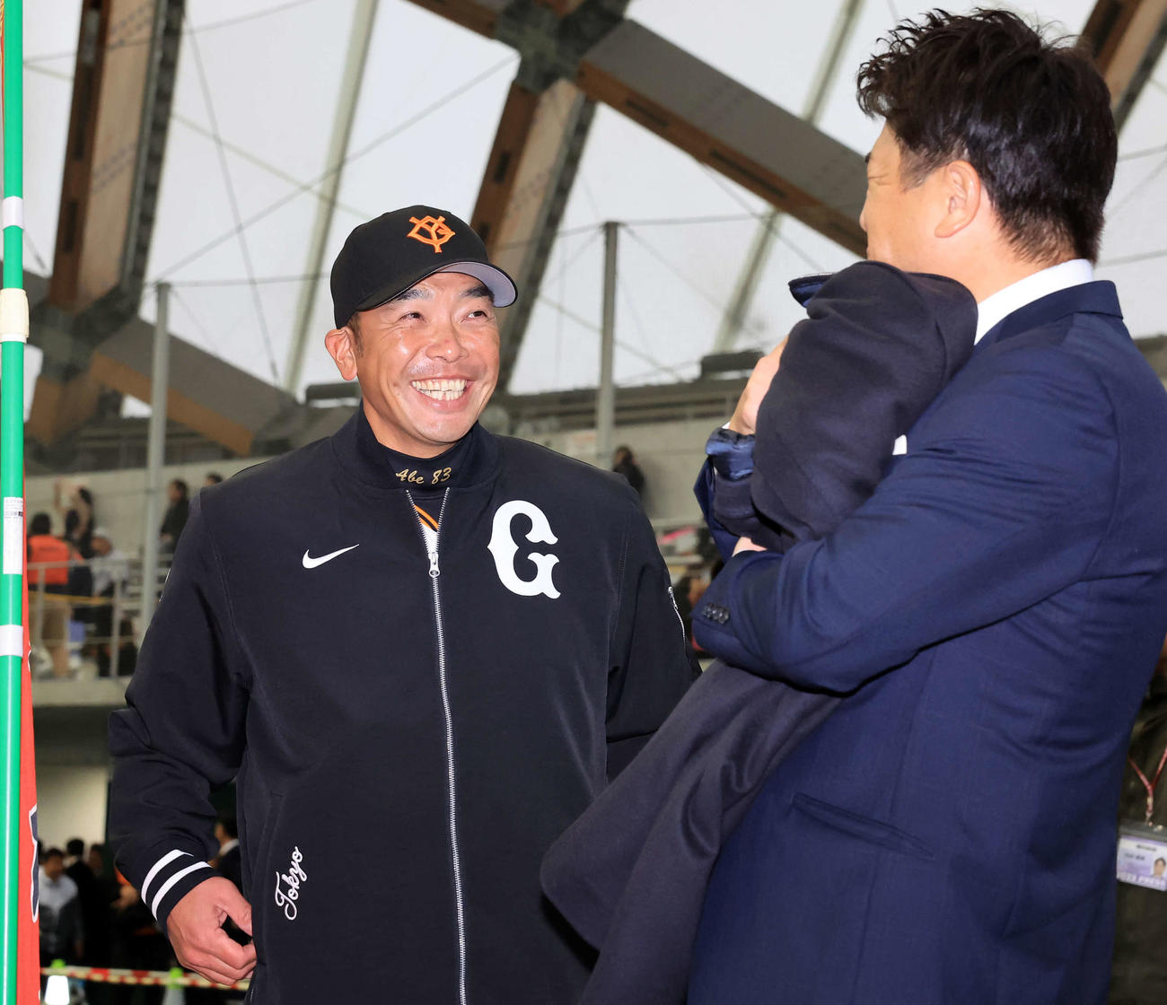 キャンプ初日、視察に訪れた高橋由伸氏（右）と談笑する巨人阿部監督（撮影・浅見桂子）