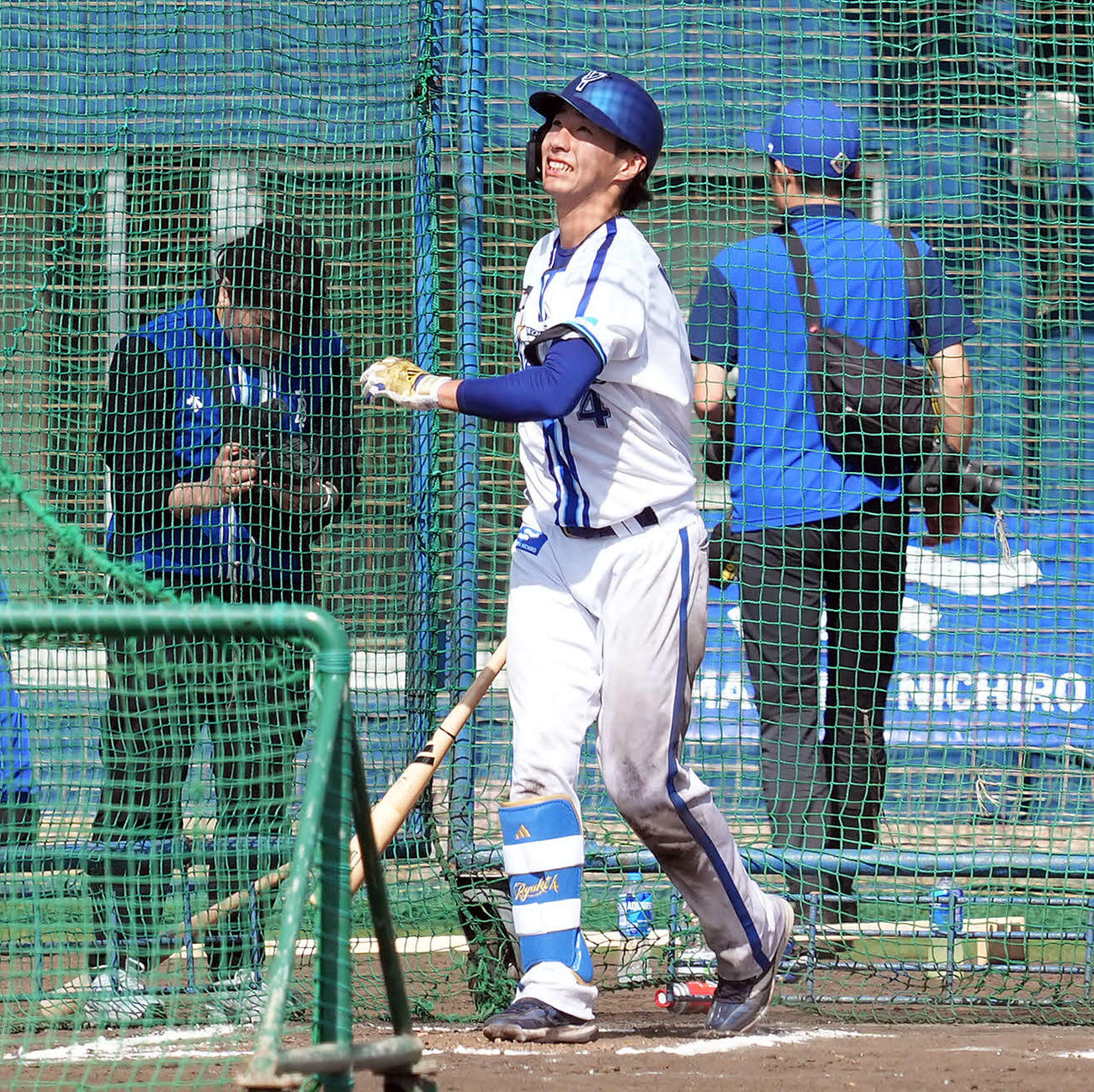 フリー打撃初球でいきなり柵越えをするも足をつったDeNA度会（撮影・たえ見朱実）