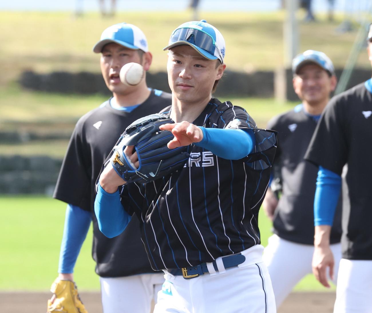 フィールディング練習する日本ハム山崎（撮影・黒川智章）