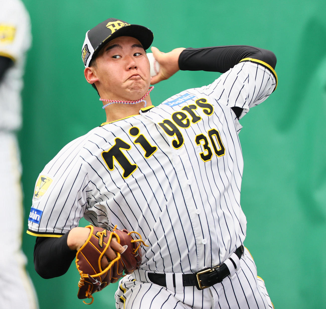 ブルペンで投球する阪神門別（撮影・上山淳一）