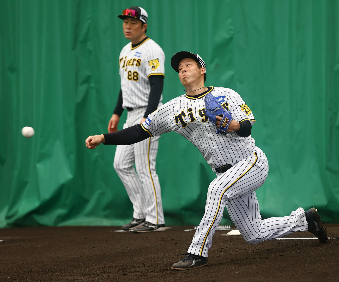 ブルペンで投げ込む阪神青柳（撮影・上山淳一）
