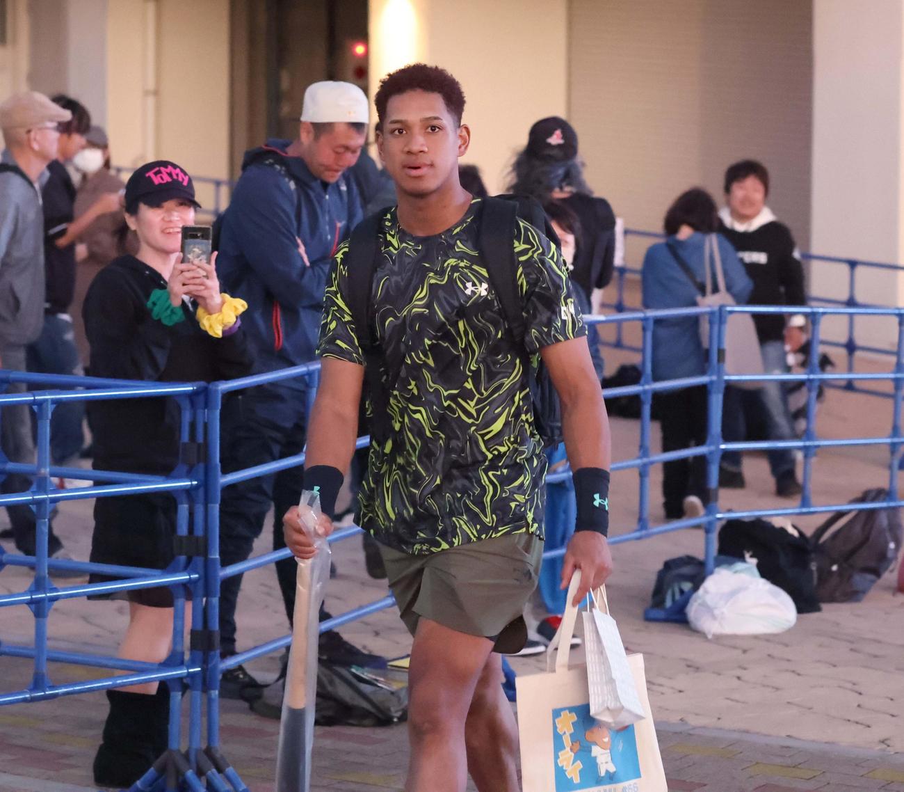 練習を終え引き揚げる日本ハム万波（撮影・黒川智章）