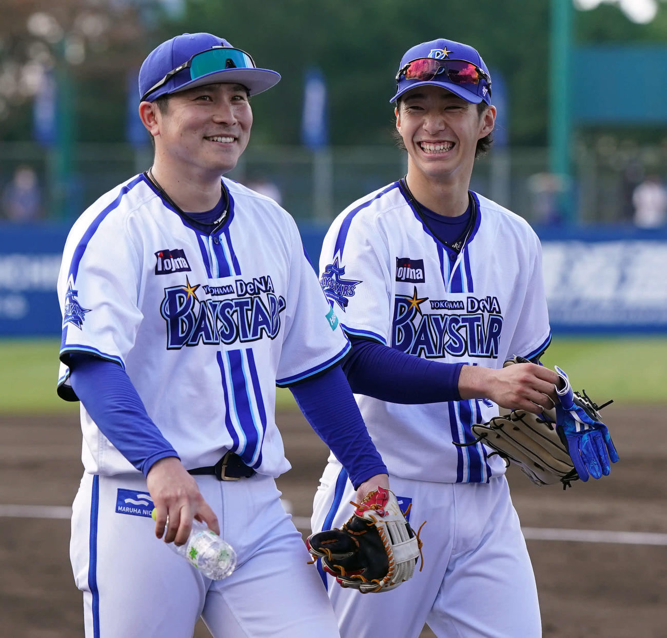 佐野（左）と談笑するDeNAドラフト1位の度会（撮影・たえ見朱実）