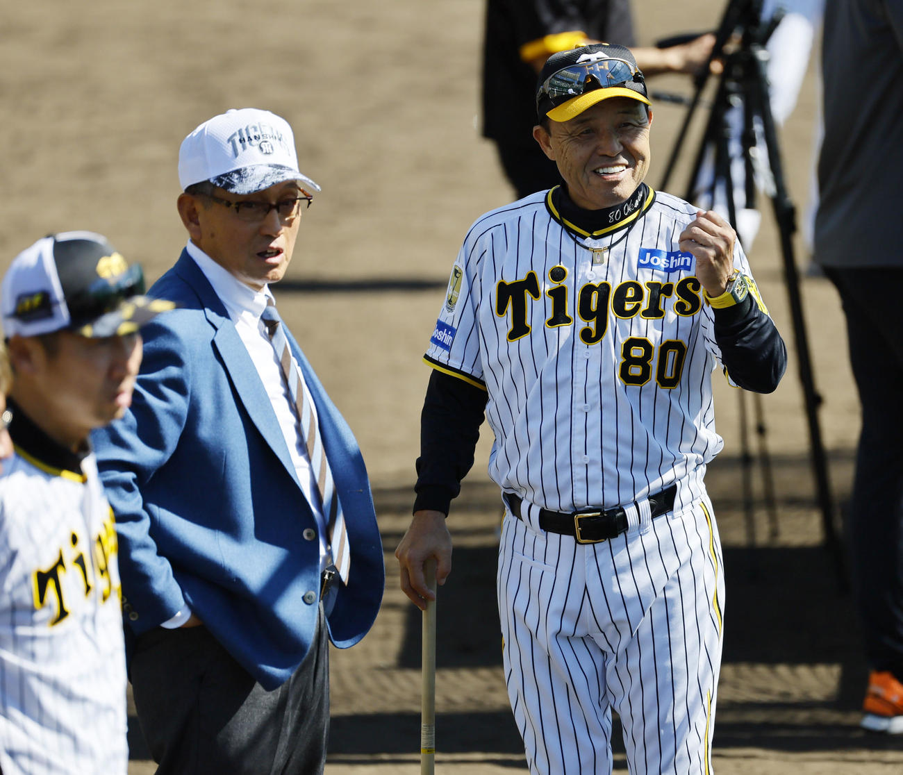 談笑する岡田監督（右）と真弓明信氏（中央）（撮影・藤尾明華）