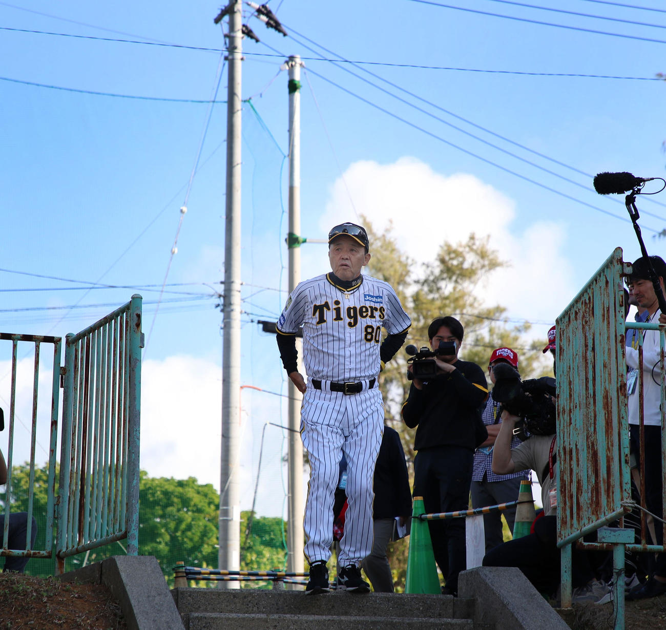 晴れた空の下、球場に到着した岡田監督（撮影・加藤哉）