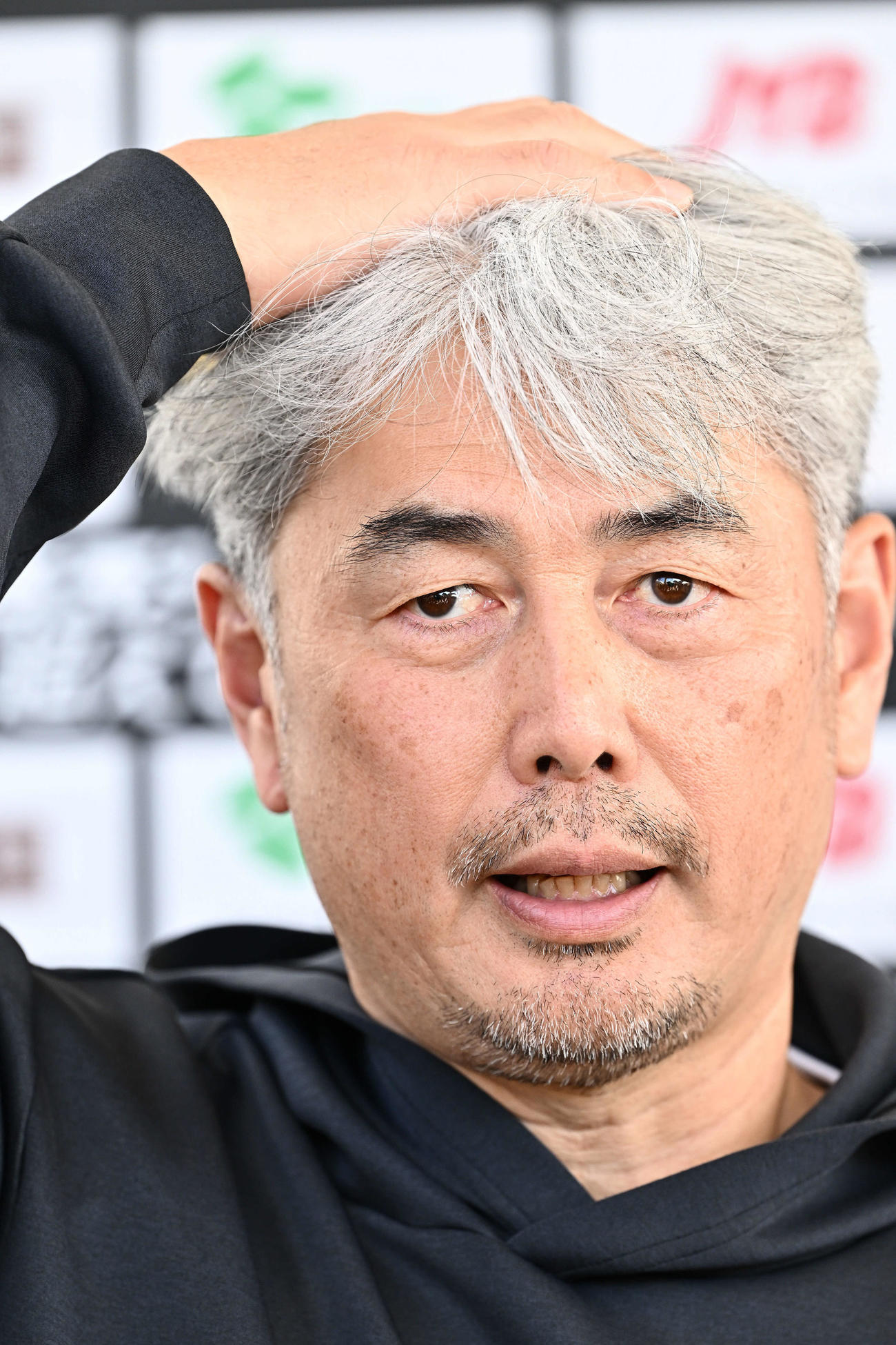 報道陣の取材に応じるロッテ吉井監督（撮影・滝沢徹郎）