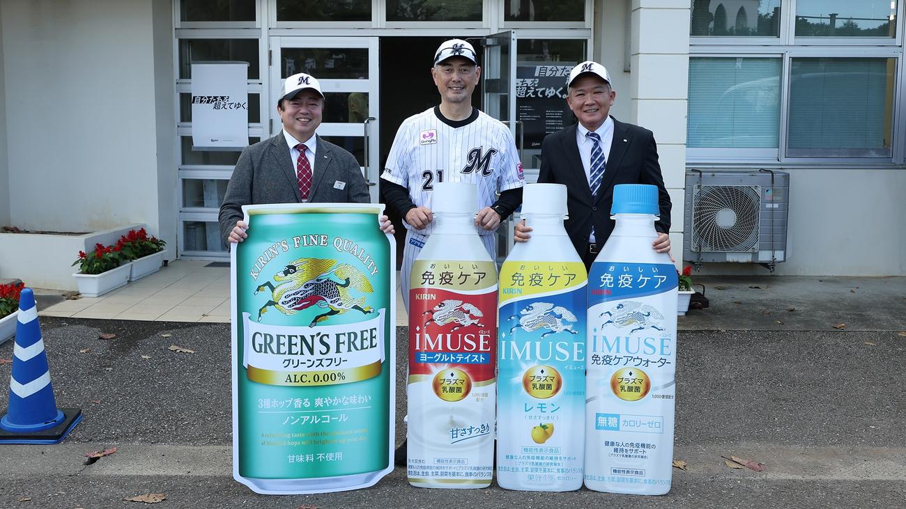 キリンビバレッジ株式会社の贈呈式に出席した吉井監督（球団提供）