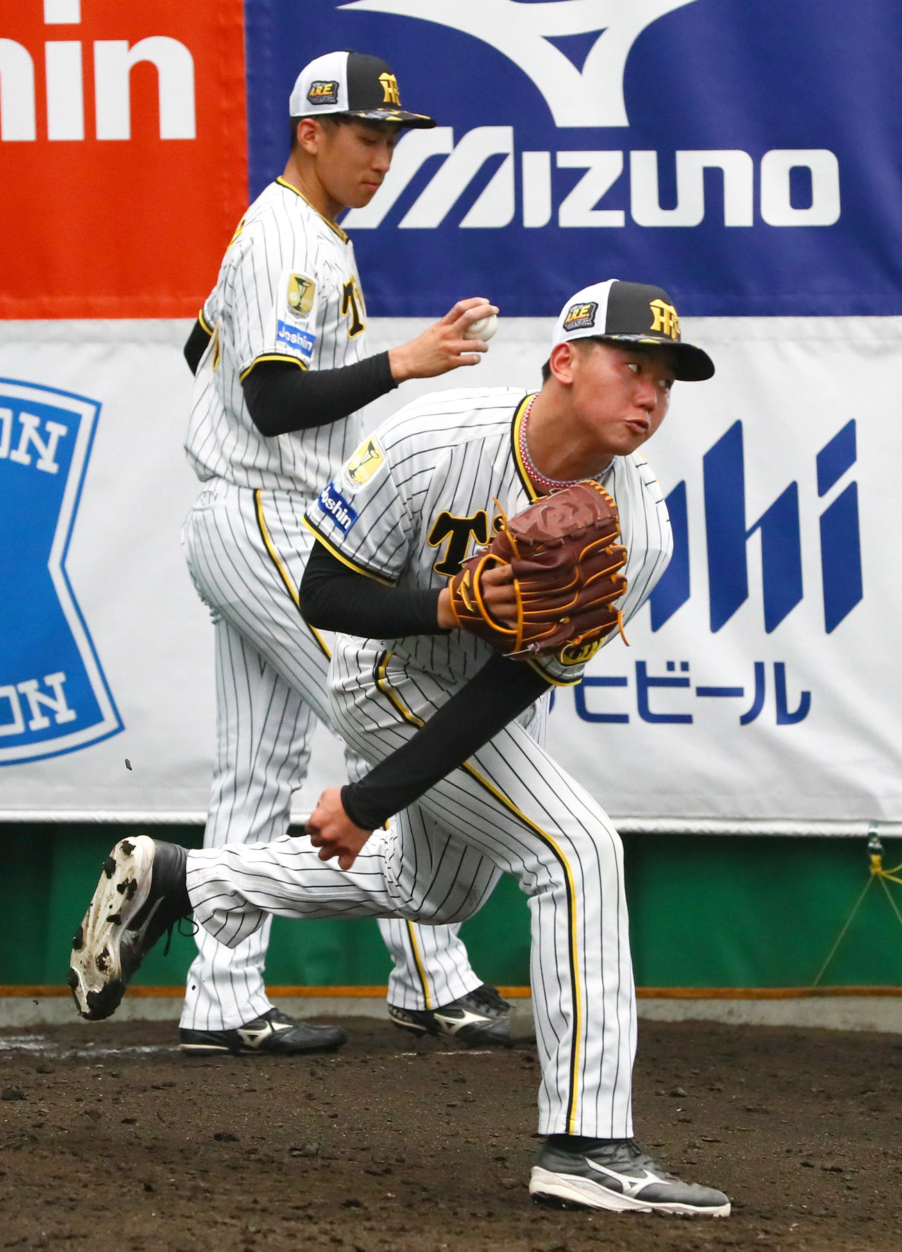 ブルペンで投球する阪神門別。奥は阪神茨木（撮影・上山淳一）