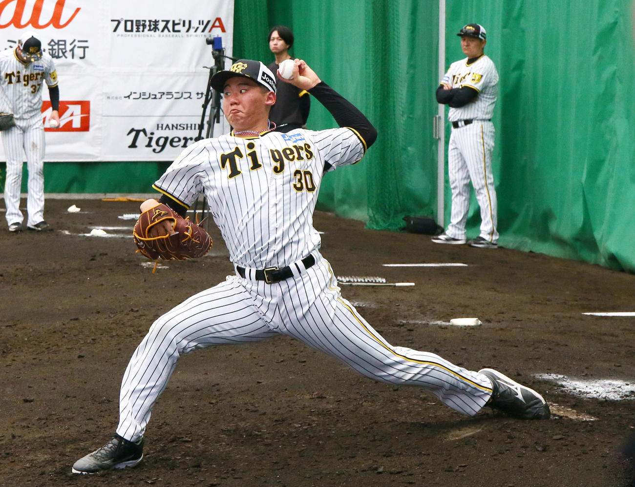 ブルペンで投球する阪神門別（撮影・上山淳一）