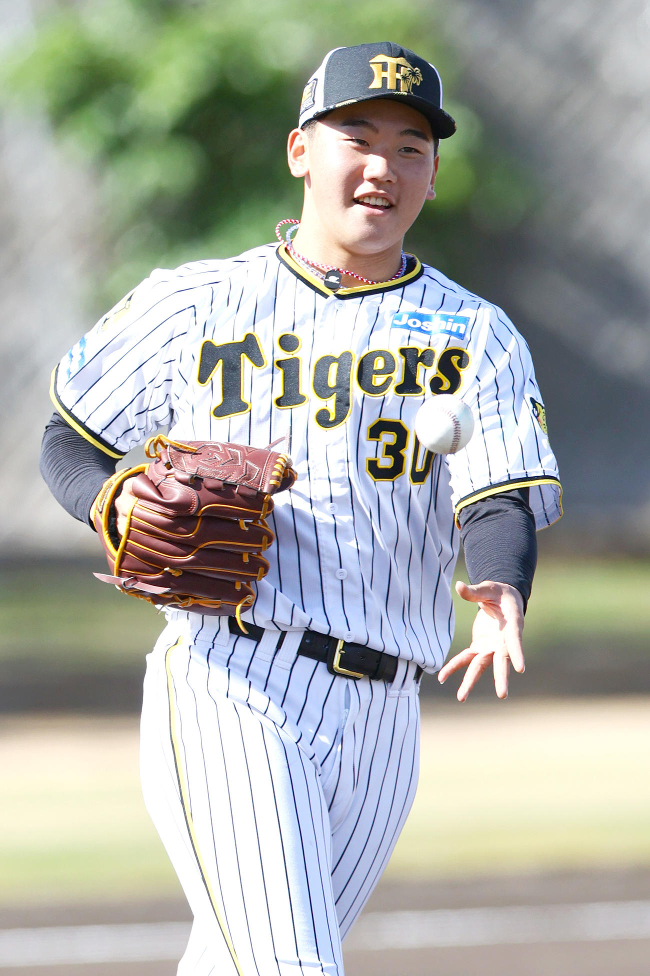 笑顔で投内連係に励む阪神門別（撮影・上山淳一）