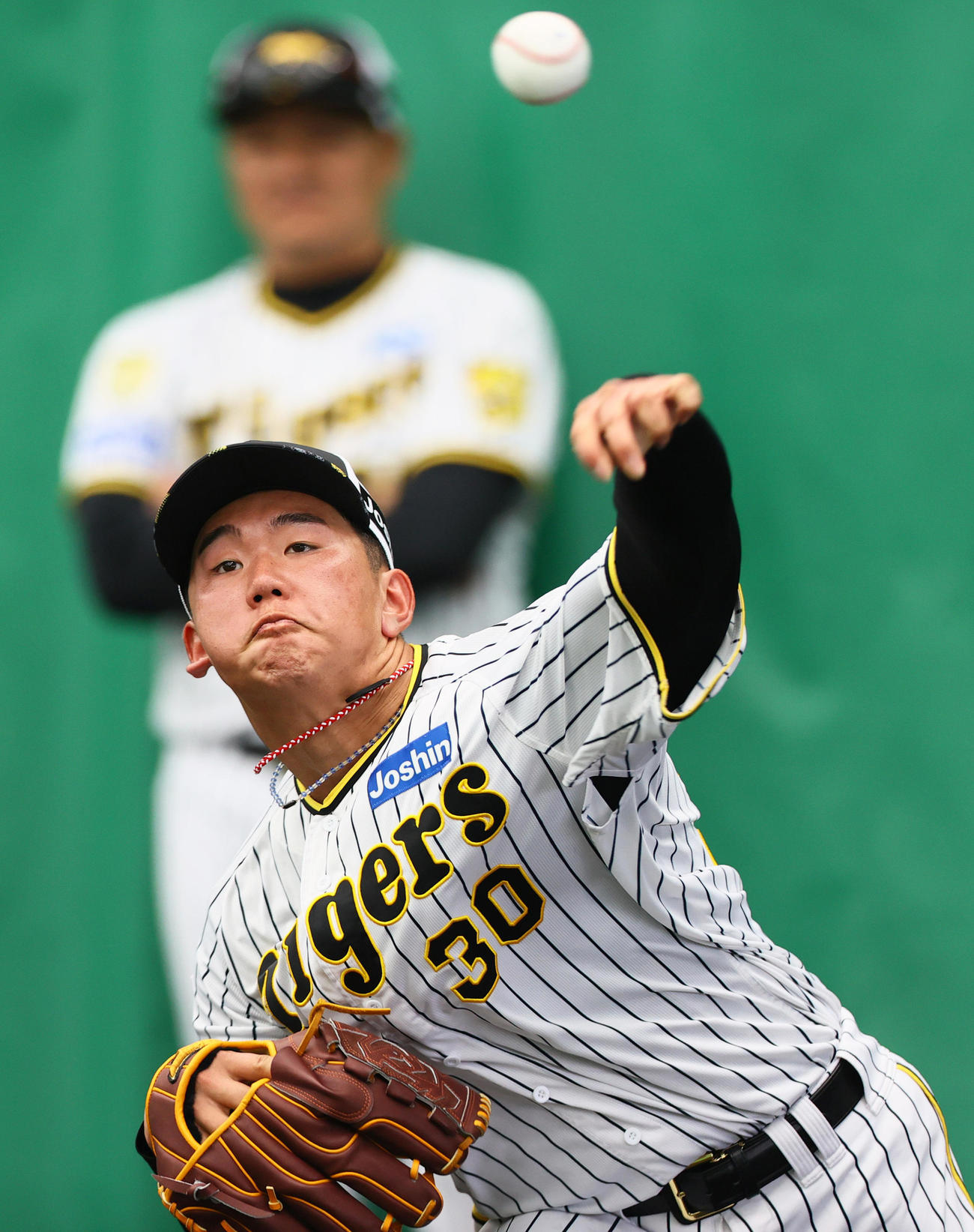 ブルペンで投球する阪神門別（撮影・上山淳一）