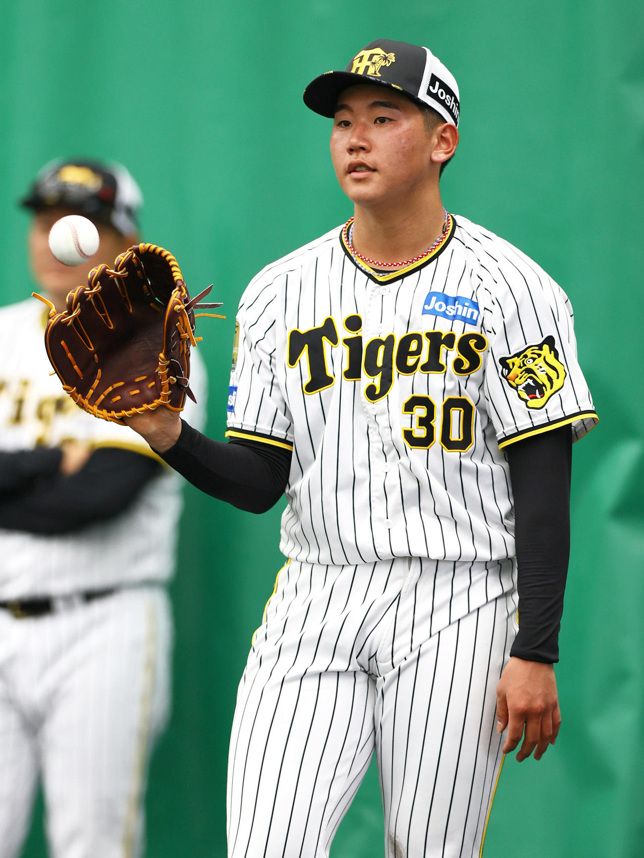 ブルペンで投球する阪神門別（撮影・上山淳一）