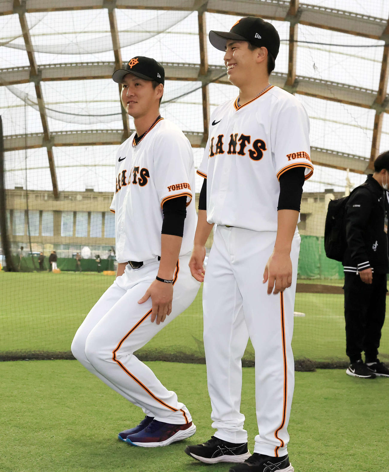 贈呈式前、巨人門脇（右）と身長を合わせてみる秋広（撮影・浅見桂子）