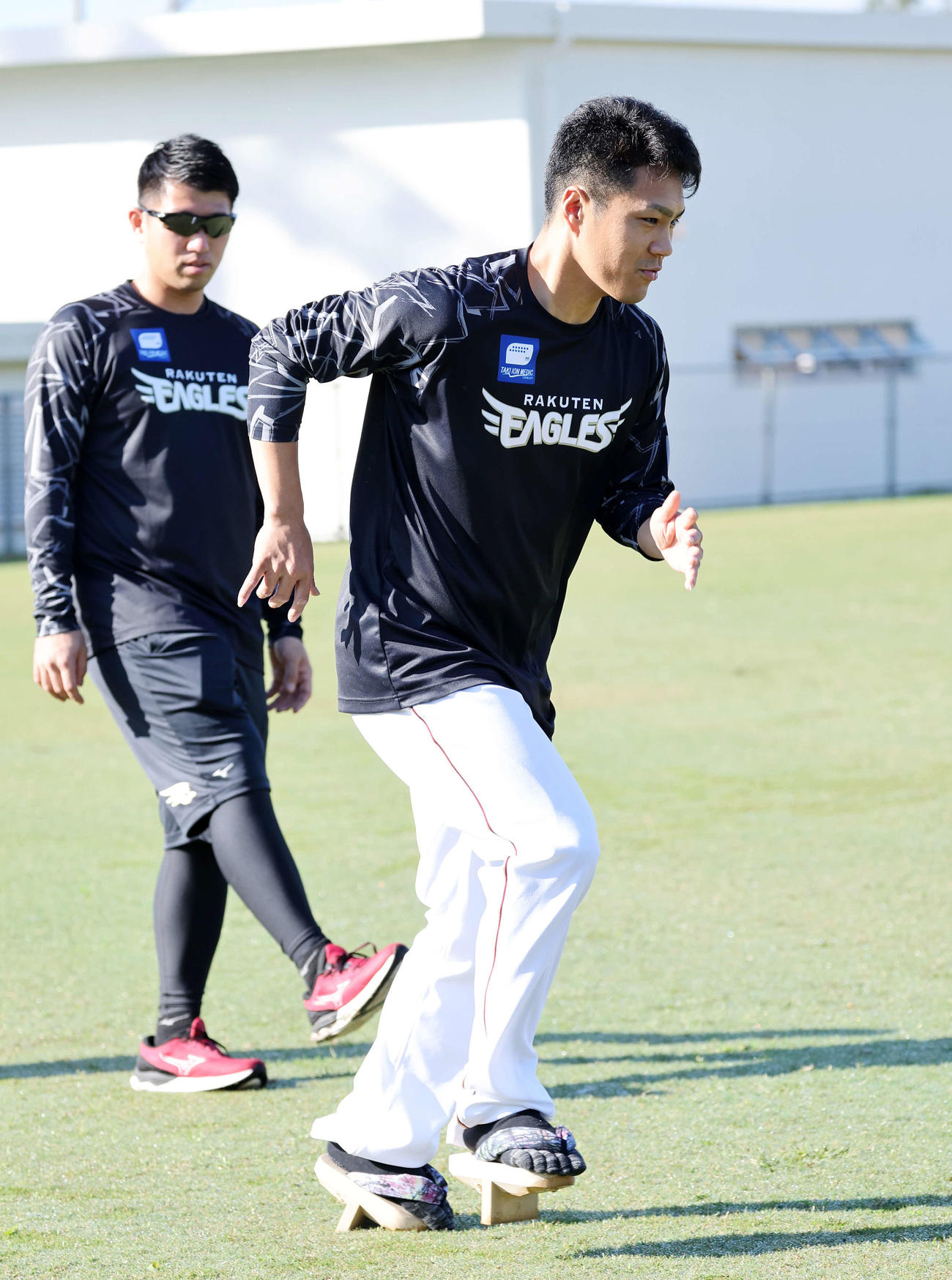 楽天藤井の１本歯げたを借りて走る則本。ケガしないか心配だったが、さすがアスリート。なんの問題もありませんでした（撮影・鈴木正人）