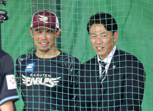 笑顔で話す楽天今江監督（左）と侍ジャパン井端監督（撮影・鈴木正人）