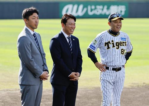 阪神春季キャンプの視察に訪れ、岡田監督と練習を見る侍ジャパン井端監督（中央）と吉見投手コーチ（撮影・藤尾明華）
