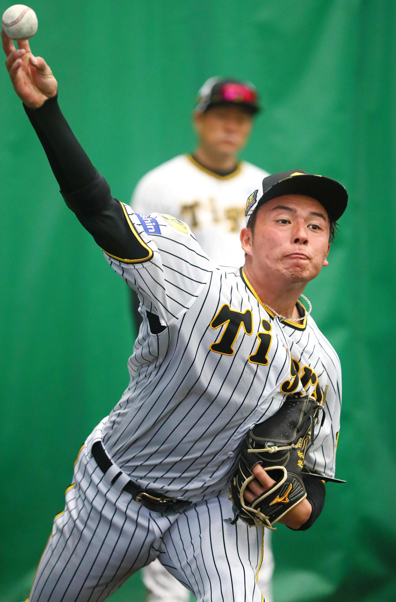 ブルペンで投球する阪神椎葉（撮影・上山淳一）