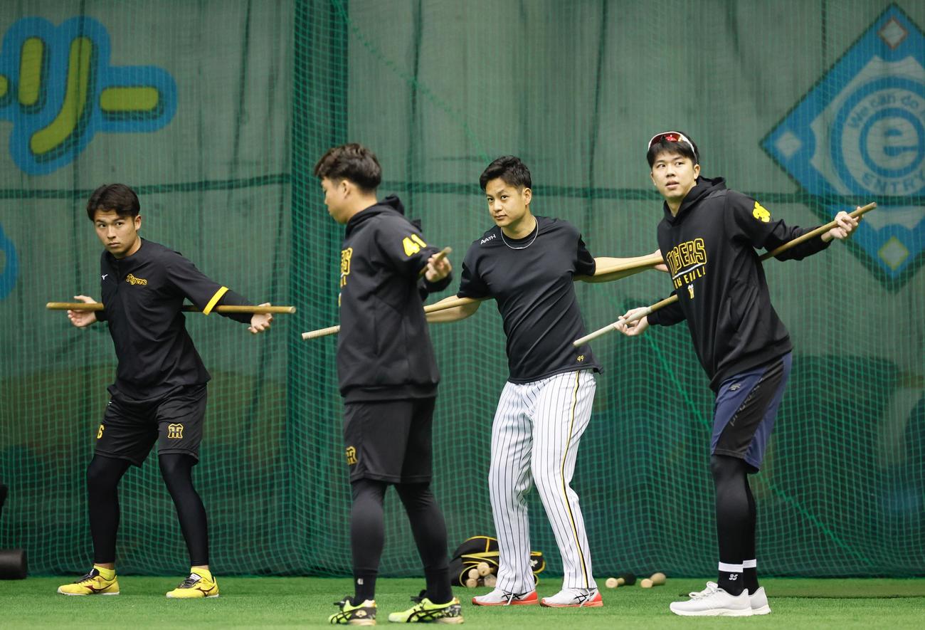 阪神春季キャンプ　早出でトレーニングする（右から）才木、大竹、村上、椎葉（撮影・藤尾明華）