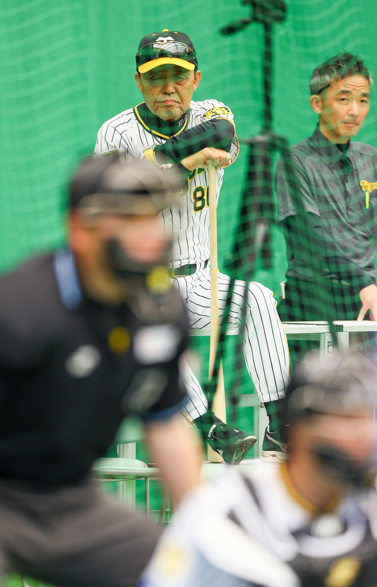 ブルペンを見守る阪神岡田監督（撮影・上山淳一）