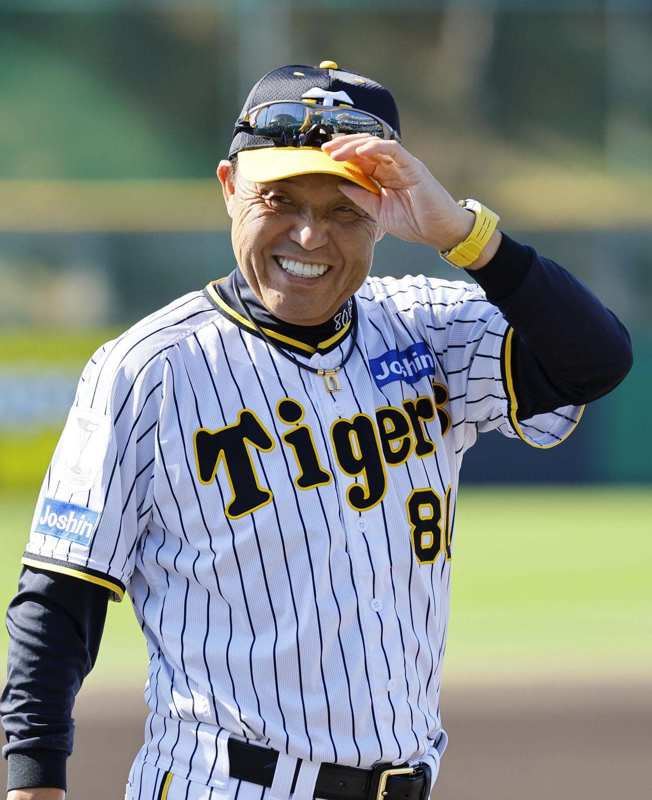 練習の合間に笑顔を見せる岡田監督（撮影・藤尾明華）