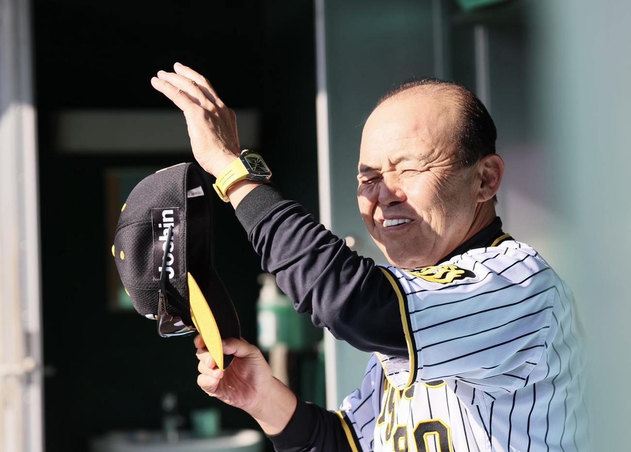 強い日差しを浴びながらナインの特打を見つめる岡田監督（撮影・加藤哉）