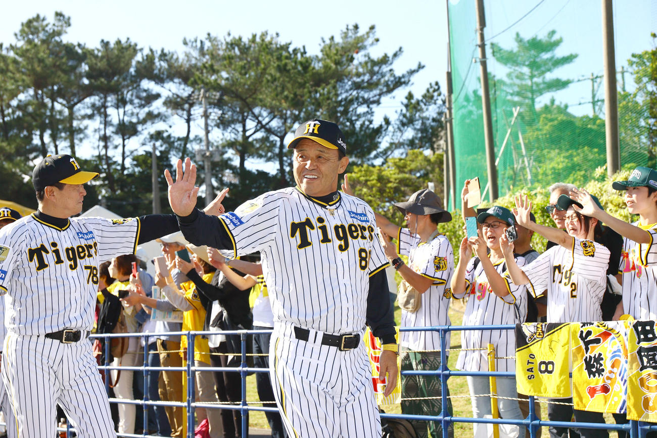 リーグ優勝と日本一を祝うプチパレードで笑顔を見せる阪神岡田監督（手前）と平田ヘッドコーチ（左端）（撮影・上山淳一）