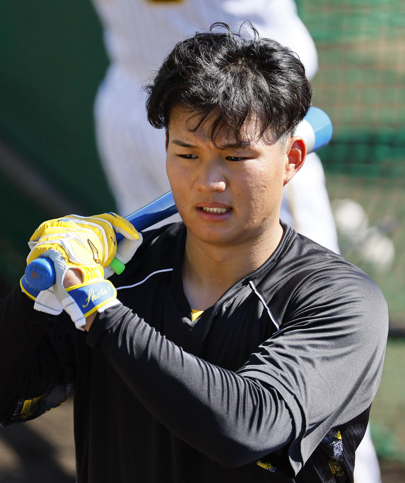 ロングティーの合間に険しい表情を見せる森下（撮影・藤尾明華）