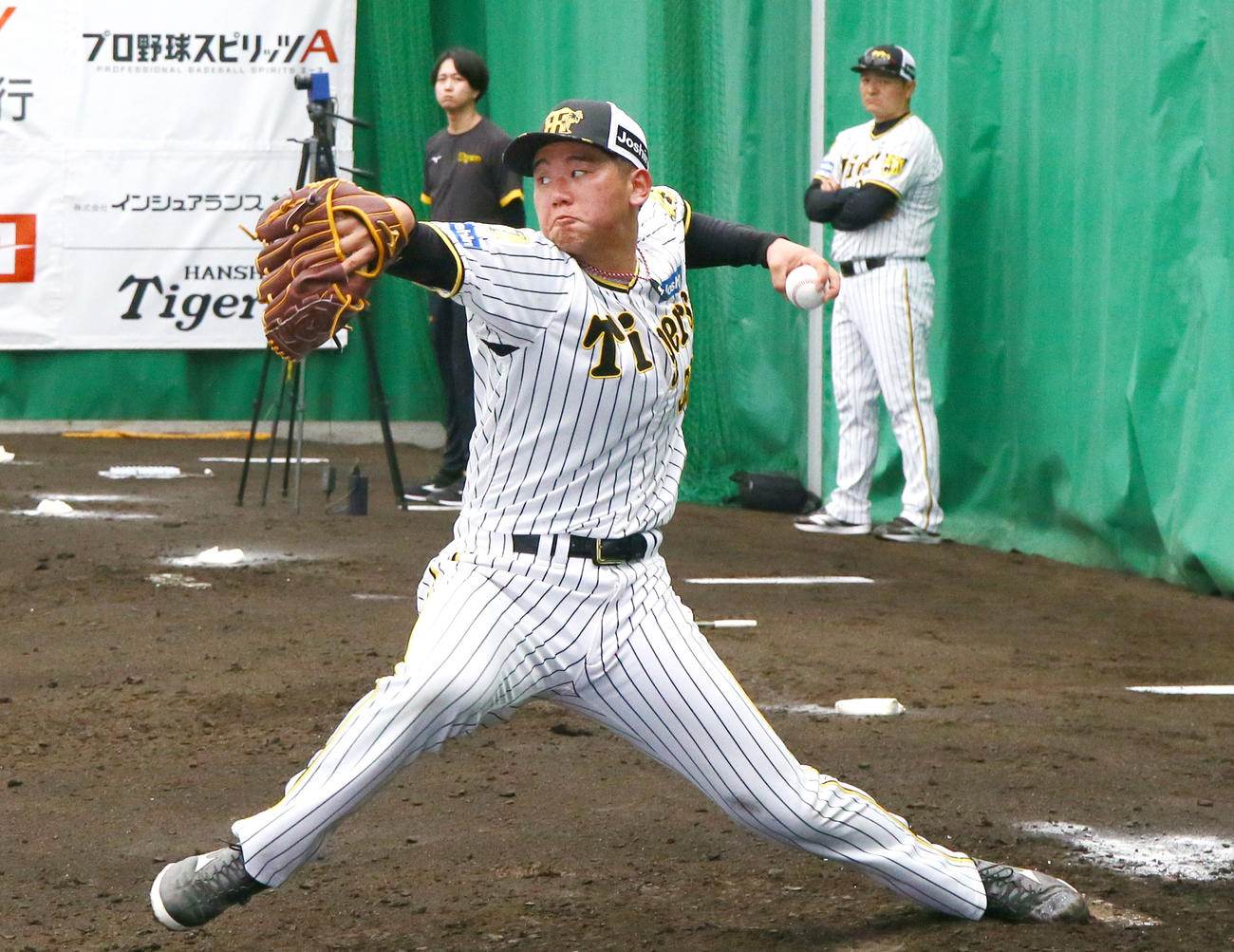ブルペンで投球する阪神門別（撮影・上山淳一）