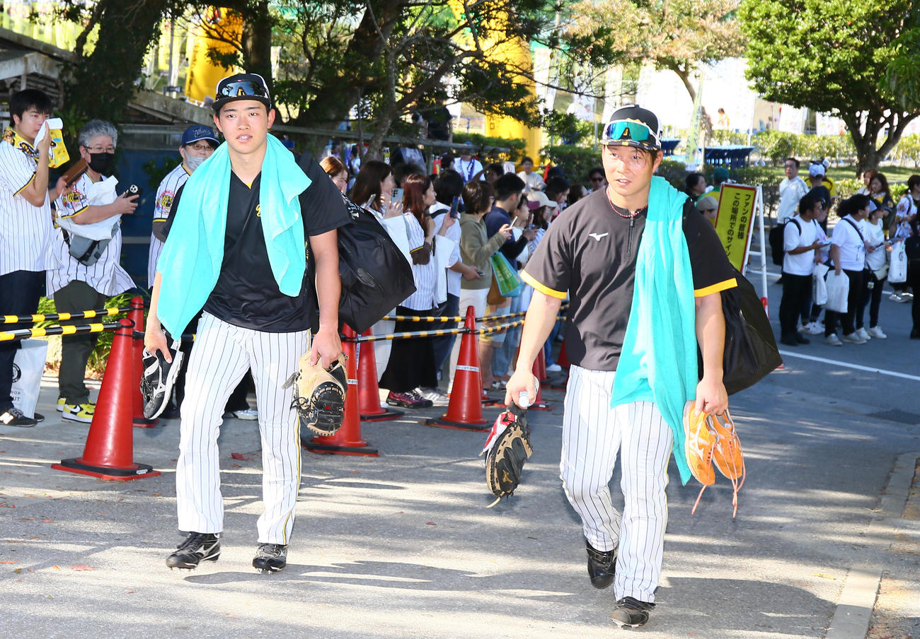 サブグラウンドへ移動する阪神中川（左）と阪神藤田（撮影・上山淳一）