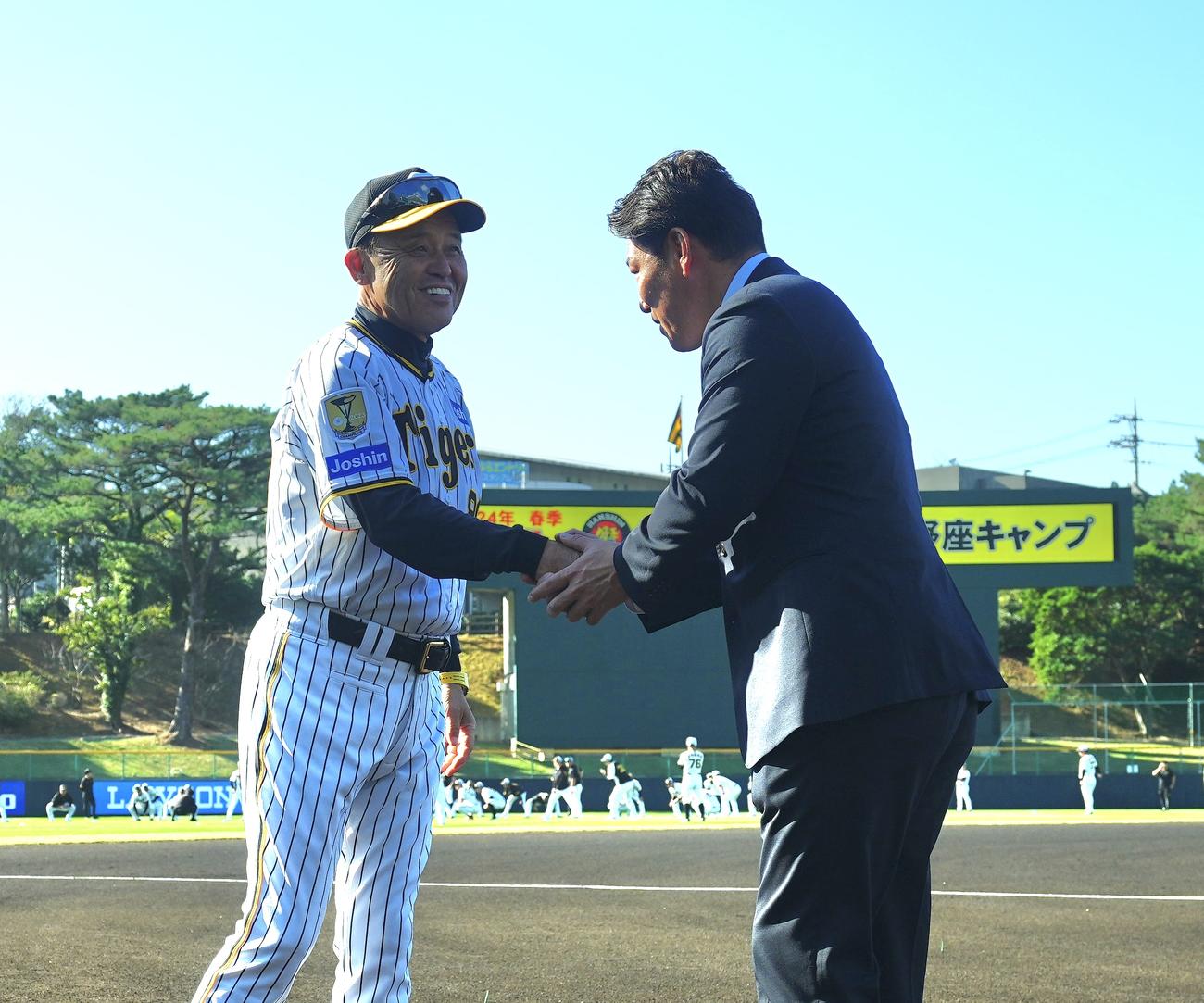 阪神春季キャンプの視察に訪れた侍ジャパン井端監督（右）と握手を交わす岡田監督（撮影・藤尾明華）