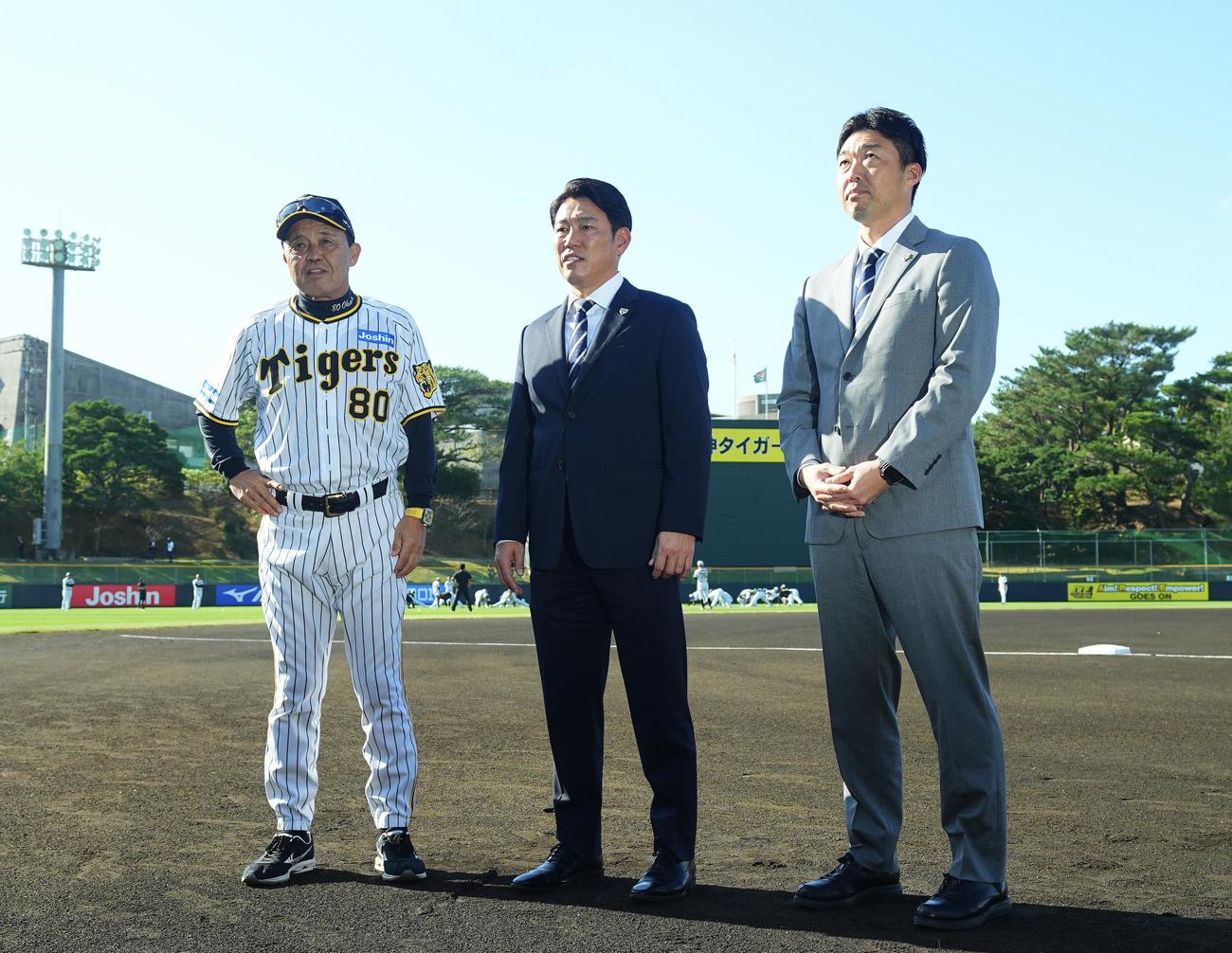 阪神春季キャンプの視察に訪れた侍ジャパン井端監督（中央）、吉見投手コーチ（右）と写真に納まる岡田監督（撮影・藤尾明華）