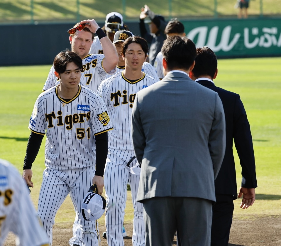 阪神春季キャンプの視察に訪れた侍ジャパン井端監督（右端）と吉見投手コーチにあいさつする中野（左端）（撮影・藤尾明華）