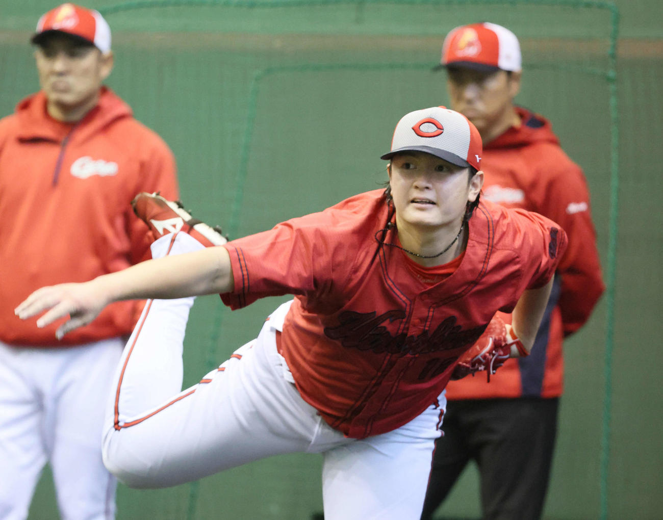 ブルペンで投げる広島大道。右後ろは黒田球団アドバイザー。左後ろは菊地原投手コーチ（撮影・加藤孝規）